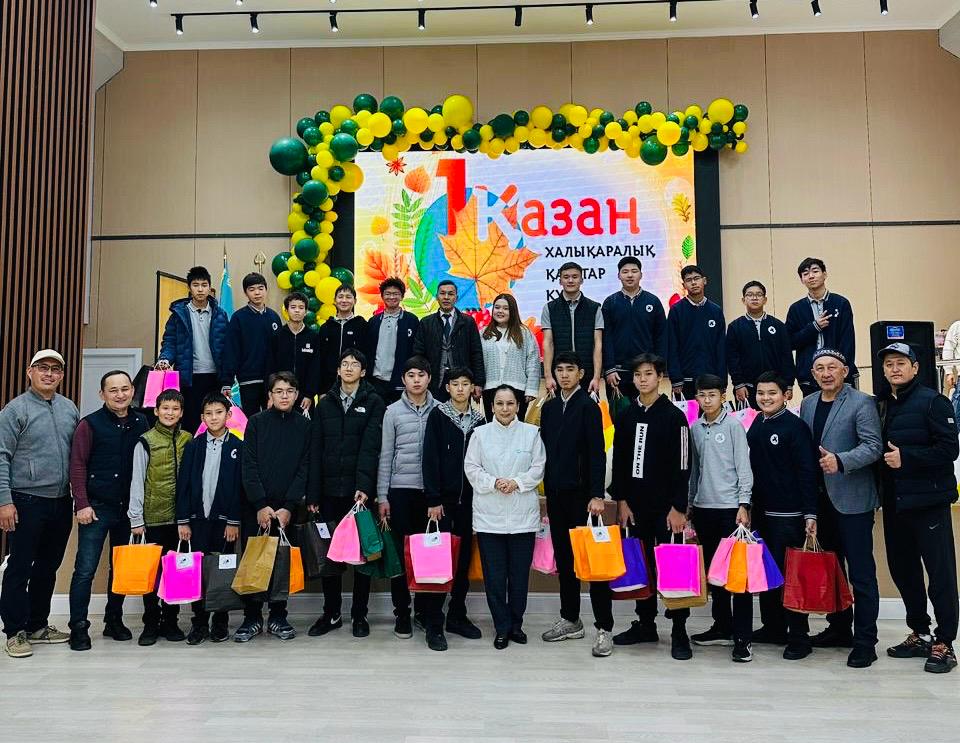 «Білім-Инновация» лицейі ұжымы мен оқушылары Қарттар күніне орай «Шаңырақ» орталығына барып қайтты.